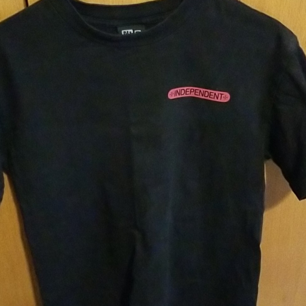 Independent shirt size medium.